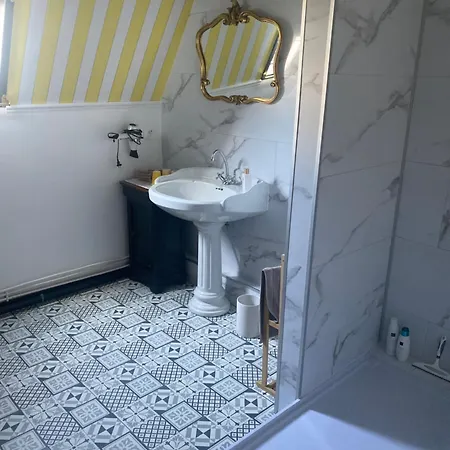 L'hirondelle Du Faubourg Saudemont