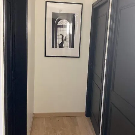 L'hirondelle Du Faubourg