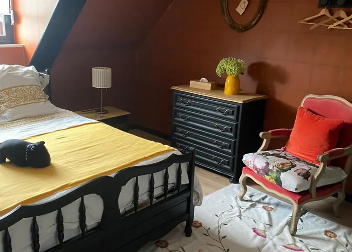 L'hirondelle Du Faubourg